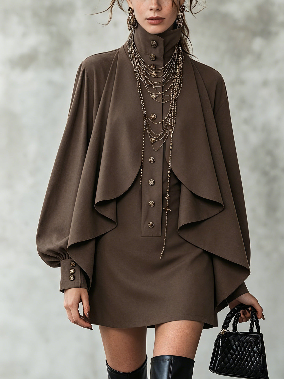 Toribia | Vestido Chocolate con Capa Plisada y Cuello Alto