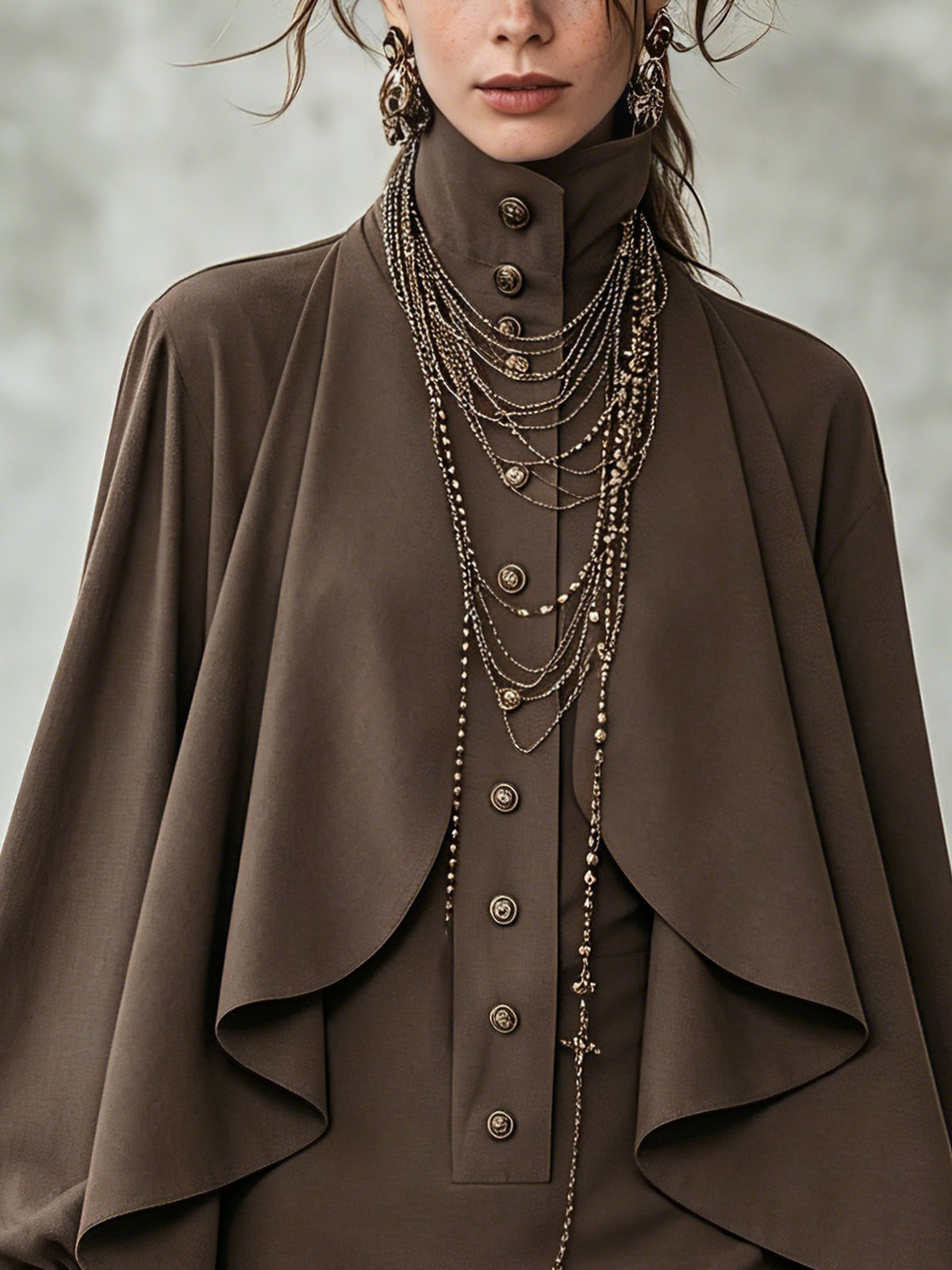 Toribia | Vestido Chocolate con Capa Plisada y Cuello Alto
