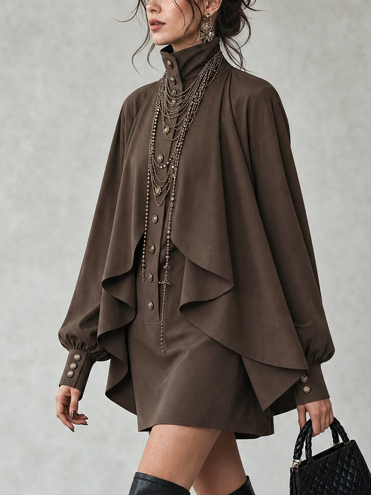 Toribia | Vestido Chocolate con Capa Plisada y Cuello Alto